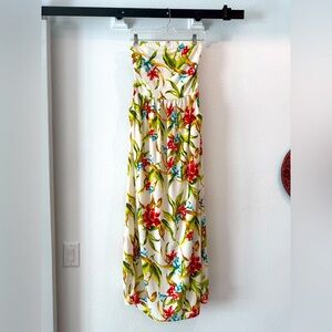 Maxi floral dress, beautiful colors and has pockets! Size medium